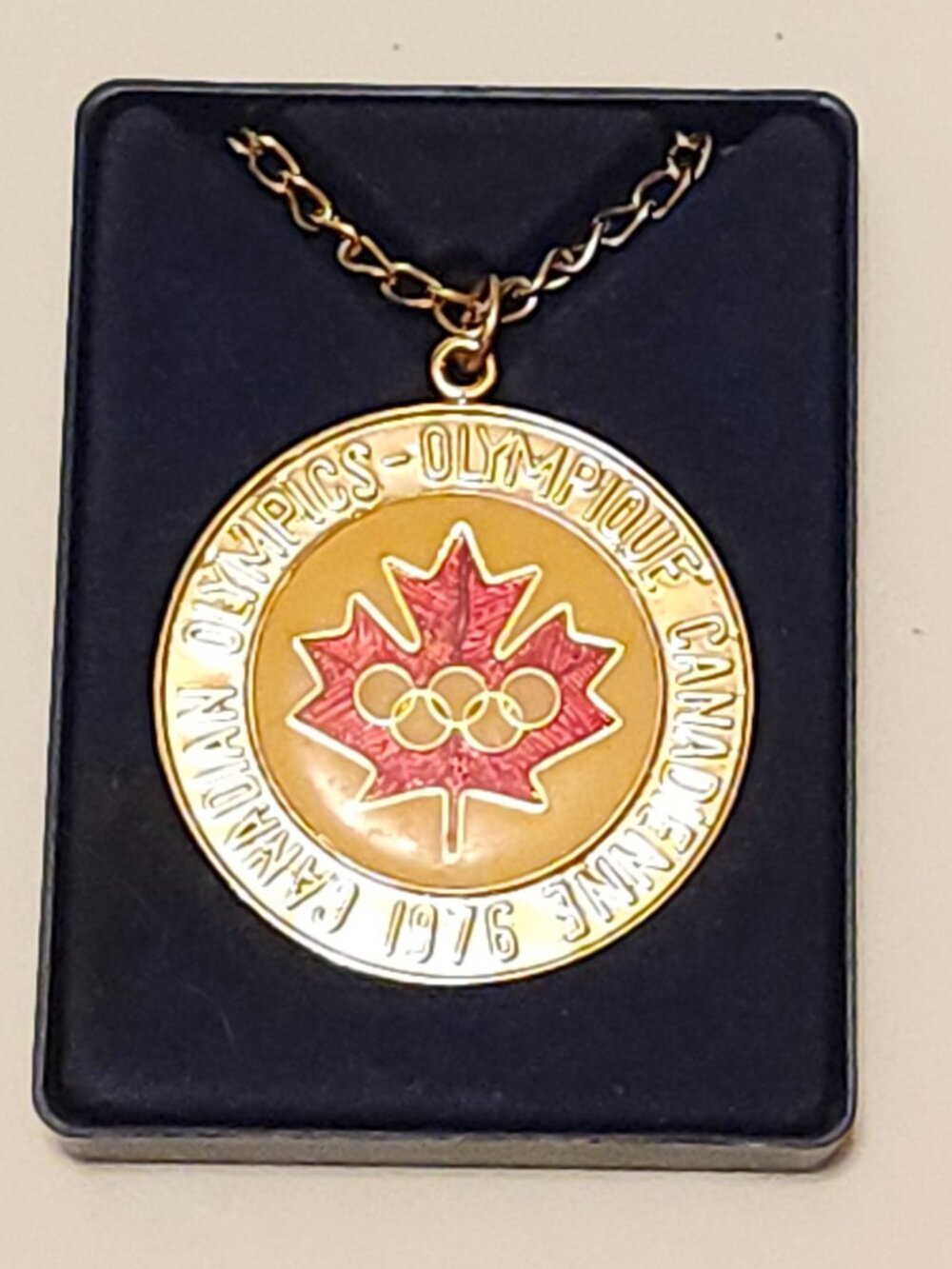 VINTAGE 1976 Montreal Canada Olympics Medallion of Unity pendant/necklace.